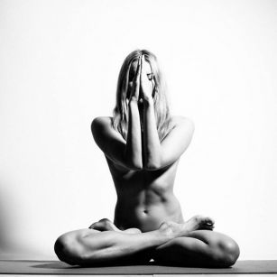 Instagram-аккаунт практикующей йогу обнаженной модели покорил интернет - ФОТО